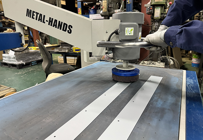 バリ取り工程(METAL-HANDS)